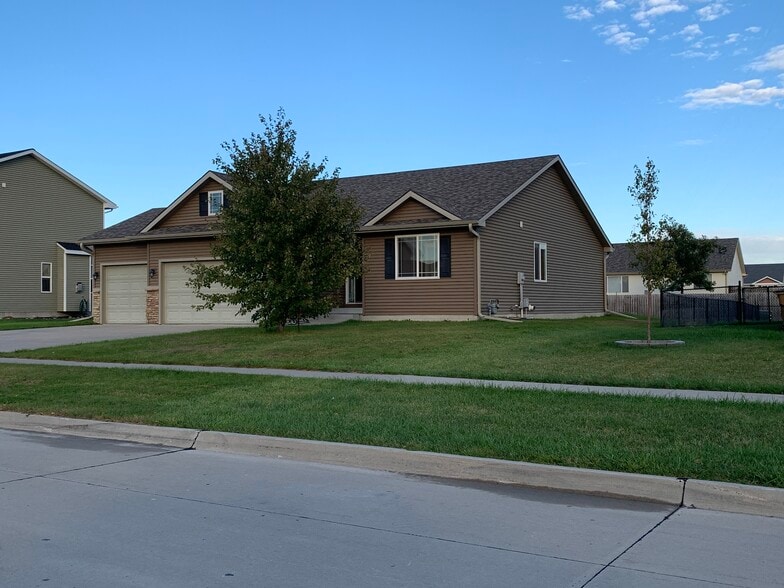 House Front - 2901 SE Stonegate Dr