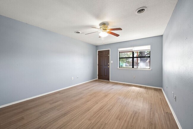 Building Photo - Cute Townhome