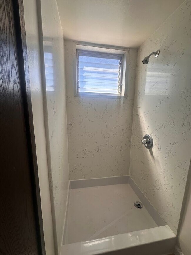 Building Photo - Moanalua Armstrong