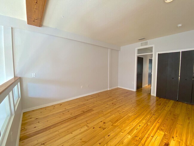 Building Photo - Stunning and Unique Luxury Town Home for R...