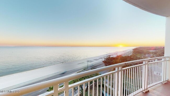 Building Photo - 2228 Beach Dr