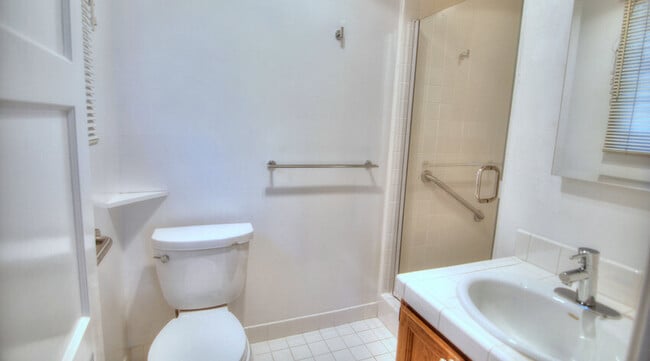 Building Photo - 2121 Middlefield Rd