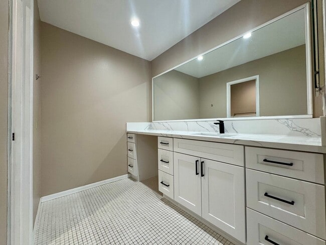 Building Photo - Charming 3 bedroom home in a great family ...