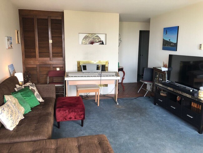 Building Photo - Epic REA: Top Floor 2 BR/2 BA Condo, Pano Views, Balcony, 3-4 Pkg, Storage