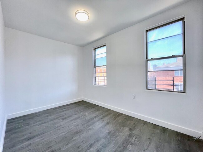 Building Photo - 389 Monmouth St