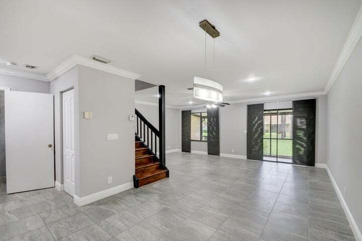 Building Photo - 1105 Maplewood Dr