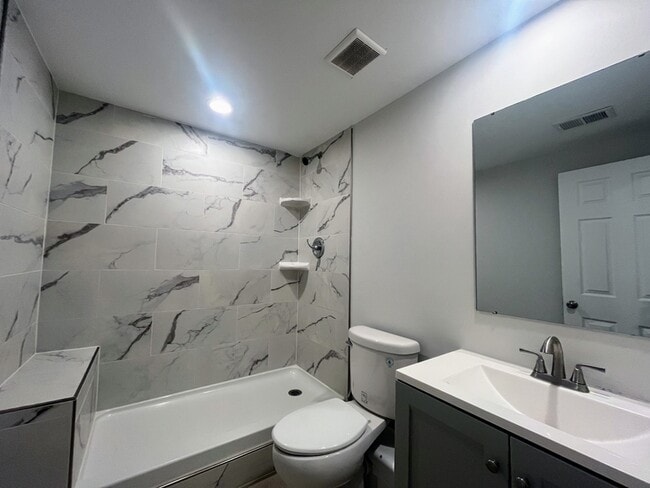 Building Photo - 2211 Linde St NW