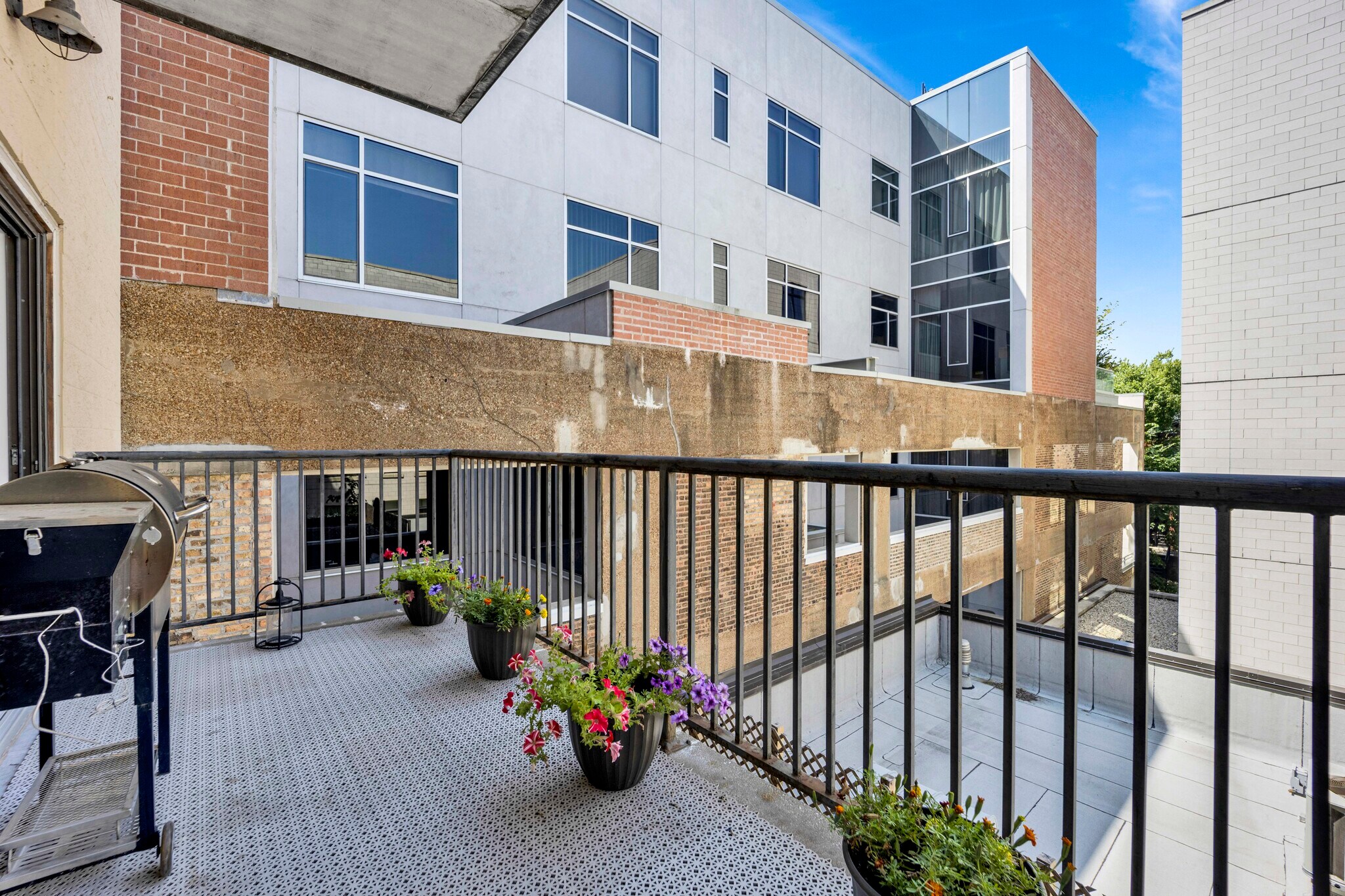 Building Photo - 2042 N Clark St