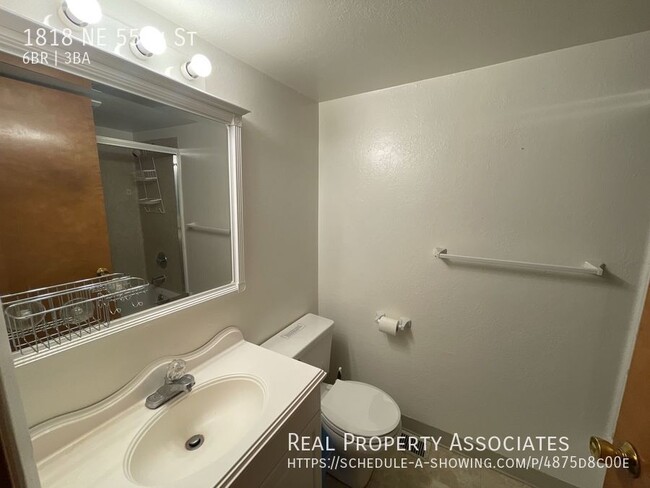 Building Photo - 1818 NE 55th St