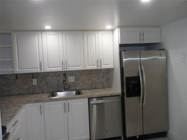 Building Photo - 14501 N Kendall Dr