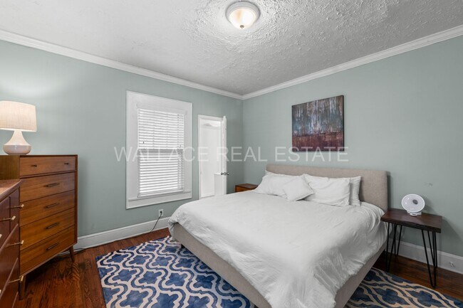 Building Photo - 1930'S AMAZING CRAFTSMAN HOME...3 BEDROOM/...