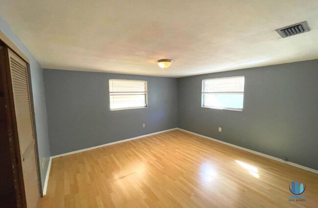 Building Photo - 2 bedroom, 1 bath, 1 car garage house with covered patio in Port Richey  *Available NOW*