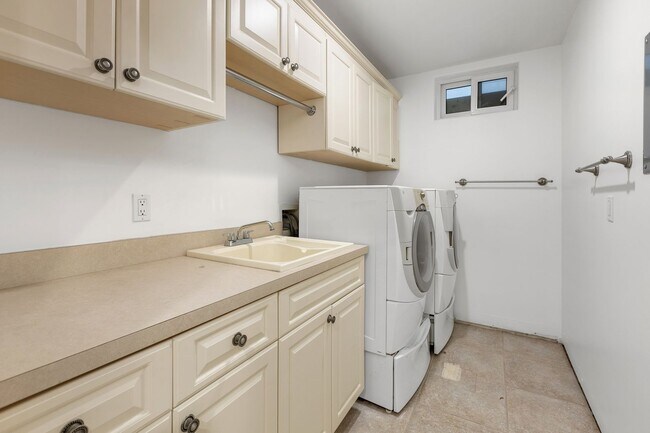 Building Photo - 3-bedroom 3.5 Coronado Village home near schools