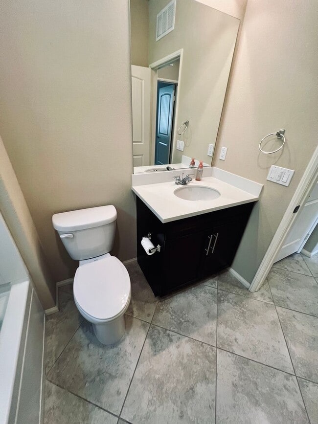 Building Photo - Gorgeous 2 bedroom and 2 bathroom home in ...