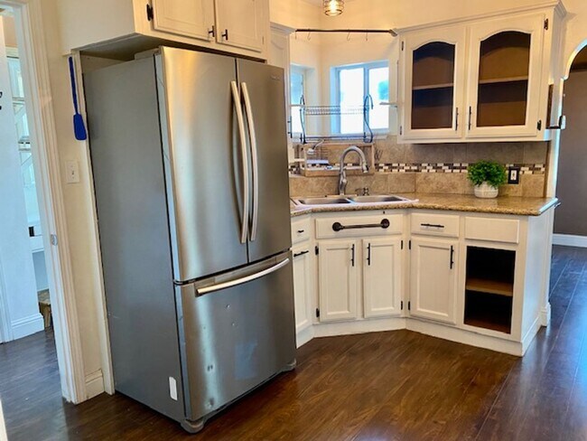 Building Photo - $2,050 Charming 2 Bedroom Home with beauti...