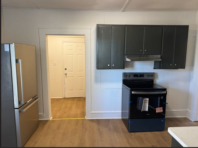 Building Photo - 2 Bedroom 1 bathroom