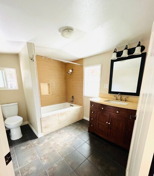 Upstairs Bathroom - 618 Woodland Dr