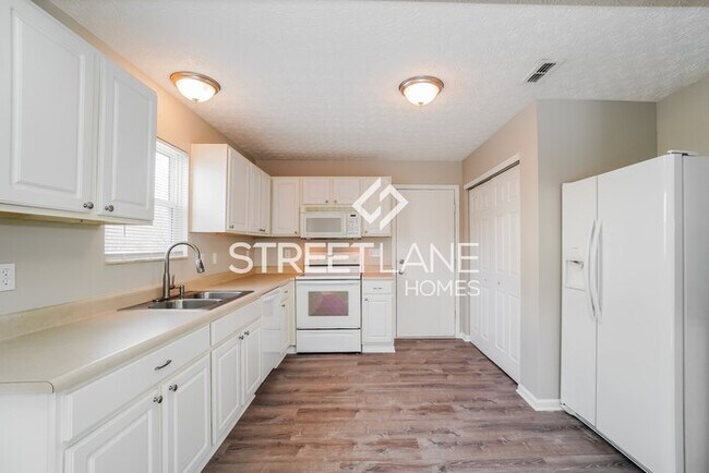 Building Photo - Large 3 BR attractive home is ready for mo...