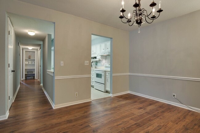 Building Photo - Townhome Close to MTSU