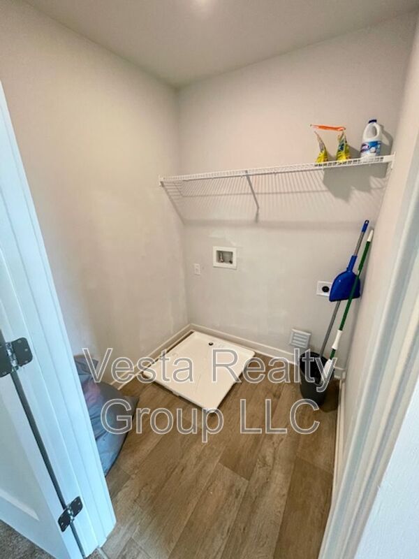 Building Photo - 909 Teabiscuit Wy