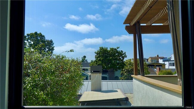 Building Photo - 604 Poinsettia Ave