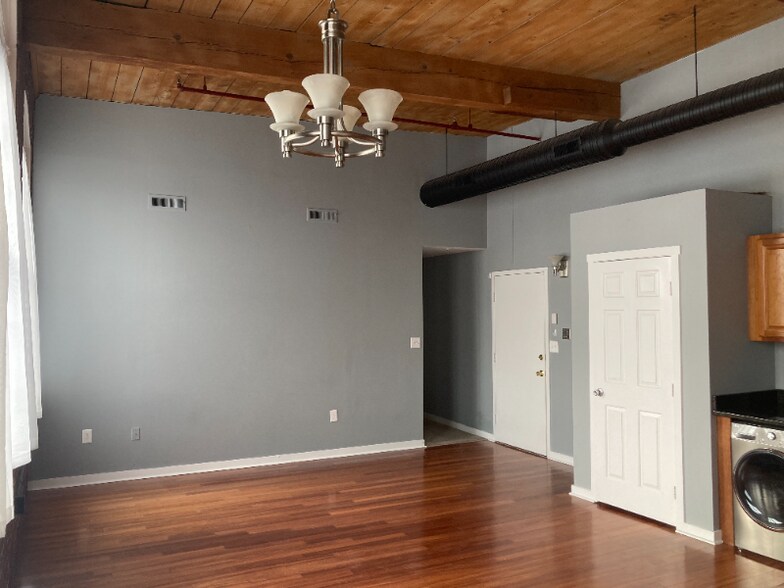 Building Photo - 471 Silver St