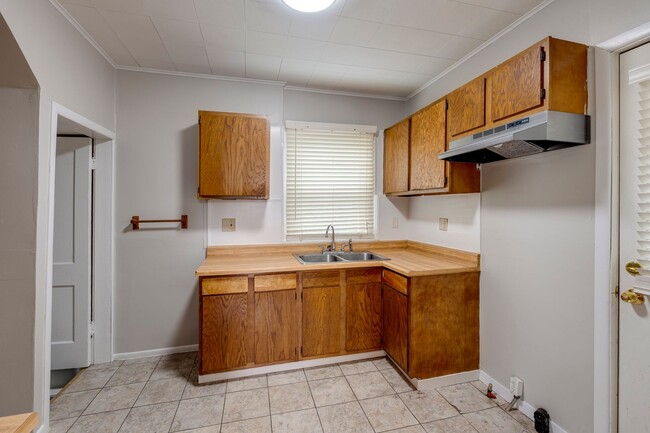 Building Photo - Spacious 3 Bedroom 1 Bath House Located in...