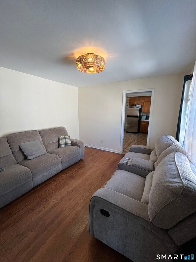 Building Photo - 200 Robin St