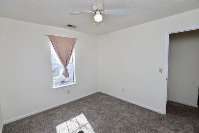 Building Photo - 21 N Trace Ct