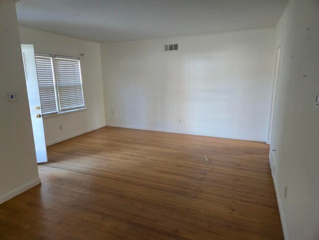 Building Photo - 1517 Delmont Rd