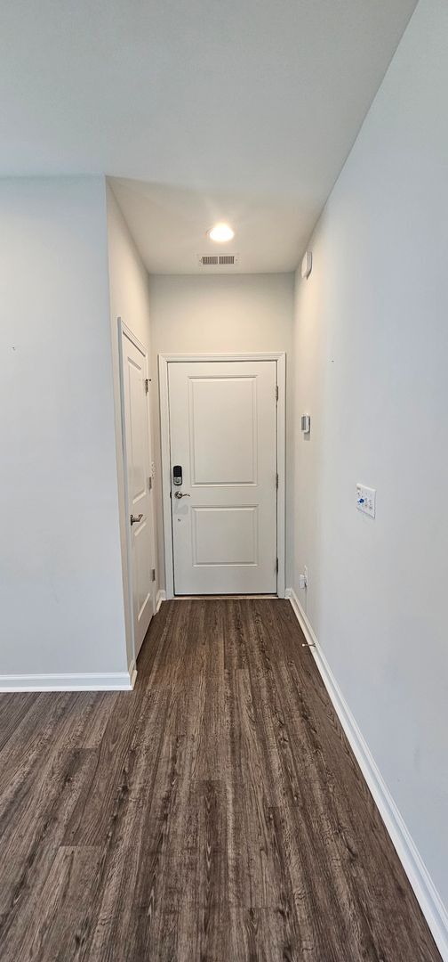 Building Photo - Live where charm meets convenience-Glenmoo...