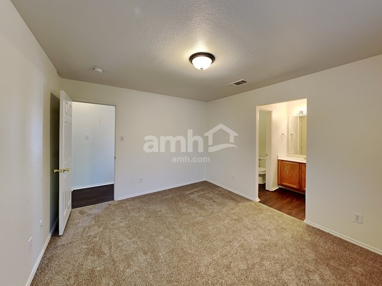 Building Photo - 202 Bob White Dr