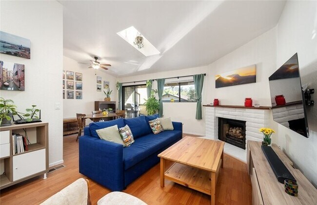 Building Photo - 2bedr 2bath Lovely light and bright condo