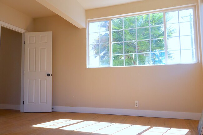 Building Photo - 1375 Keniston Ave