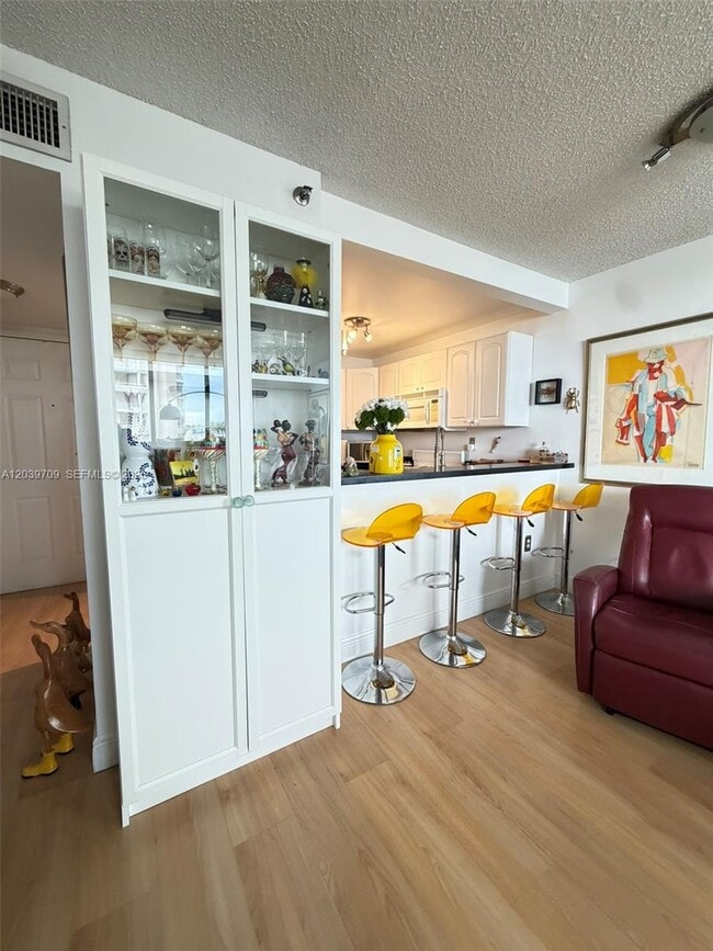 Building Photo - 540 Brickell Key Dr