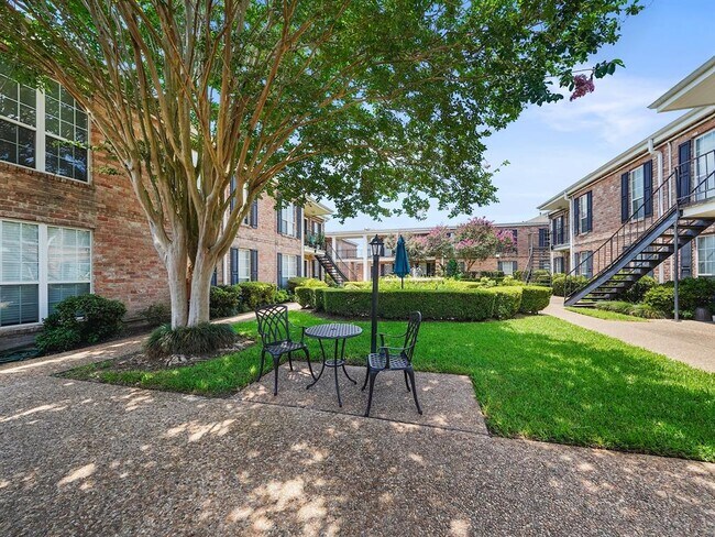 Building Photo - 6402 Del Monte Dr