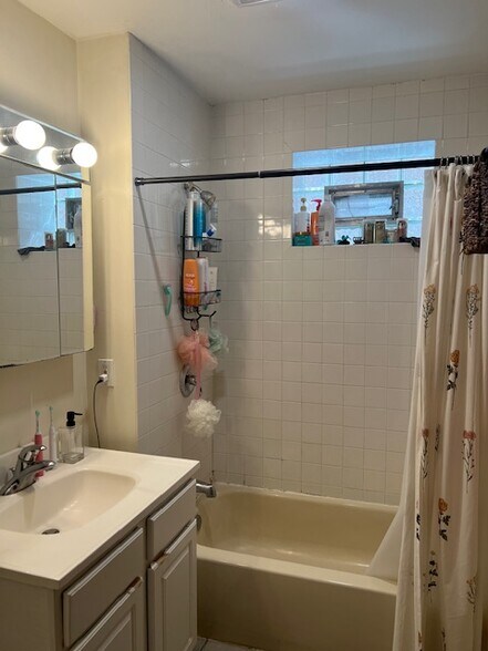 Building Photo - 2217 Rice W St