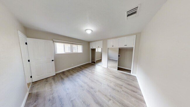 Building Photo - Spacious 5 BR 2 BA!