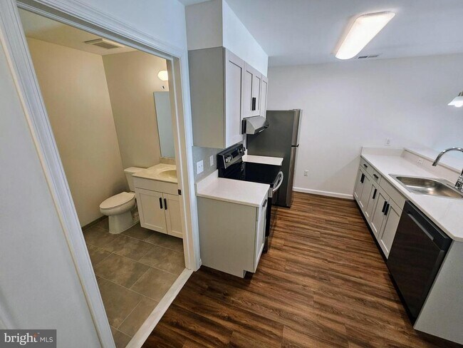 Building Photo - 200 Hamilton Ave