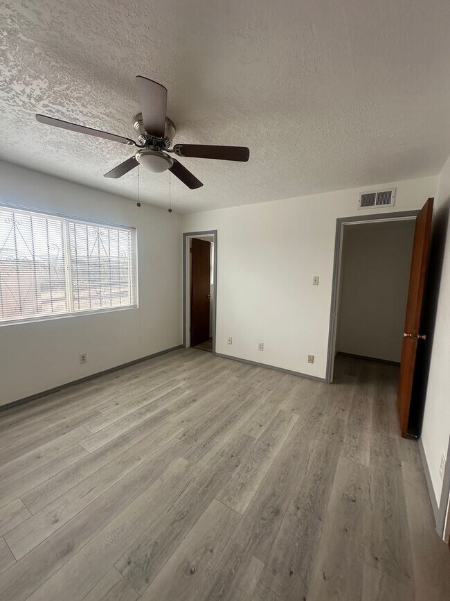 Building Photo - Welcome to this charming 3-bedroom, 2-bathroom home located in Albuquerque, NM