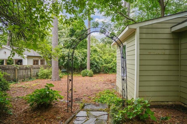 Building Photo - 615 Sycamore Dr