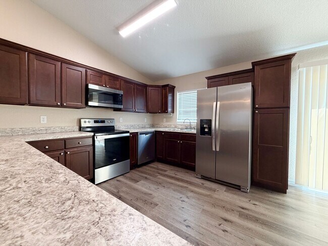 Building Photo - Desirable SE Neighborhood - 3/2/2 Silver Spring Shores **Available NOW**