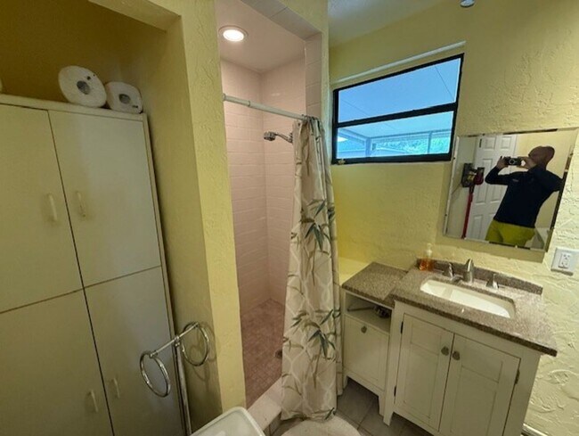 Building Photo - Well maintained 2/2 with a large yard in a...