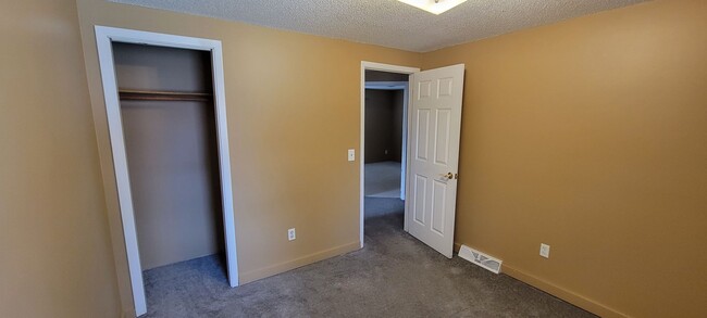Building Photo - Available August 1st - 3 Bed Home in Cloqu...