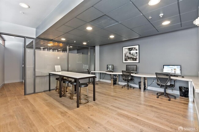 Building Photo - 260 King St