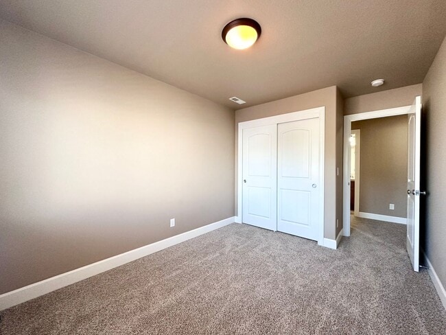 Building Photo - Modern 3 Bed/2.5 Bath with Double Car Garage Townhome in Sandy, OR!