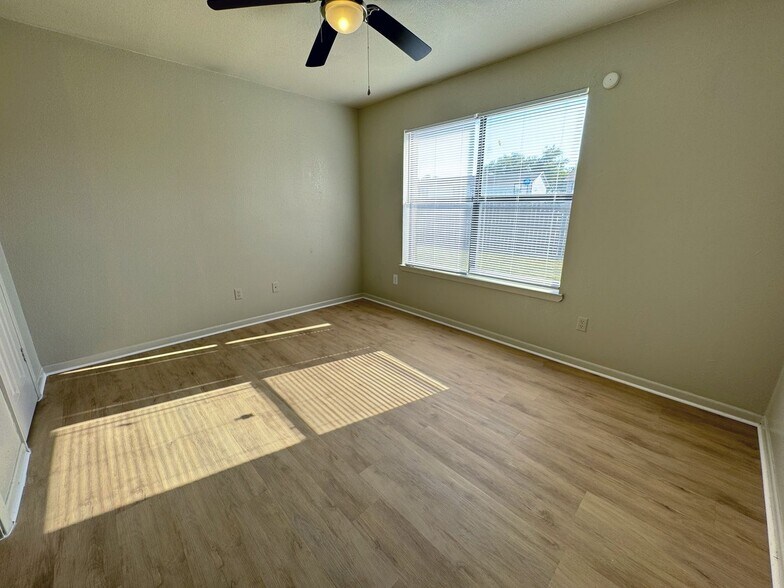 Building Photo - 1203 Monroe Loop