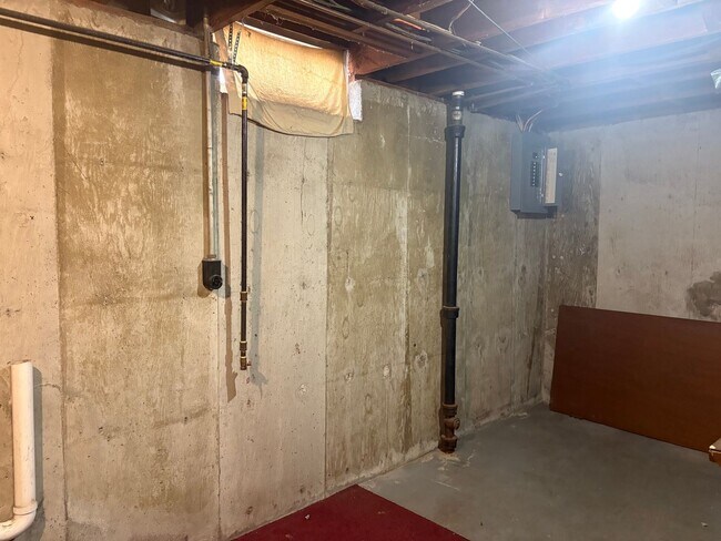 Building Photo - 2 Bedroom / 1 Bath House & bonus room