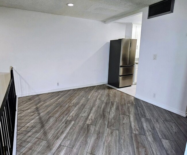 Building Photo - 1139 W Badillo St