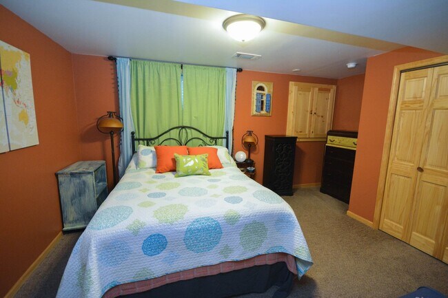 Building Photo - Ranch-style home with great fenced yard & patio!